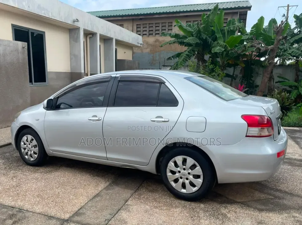 Toyota Belta 2010 Silver