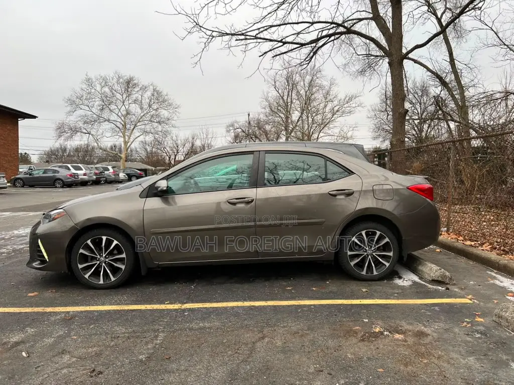 Toyota Corolla XSE (1.8L 4cyl 2A) 2018 Brown
