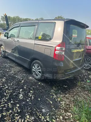 Toyota Noah 2013