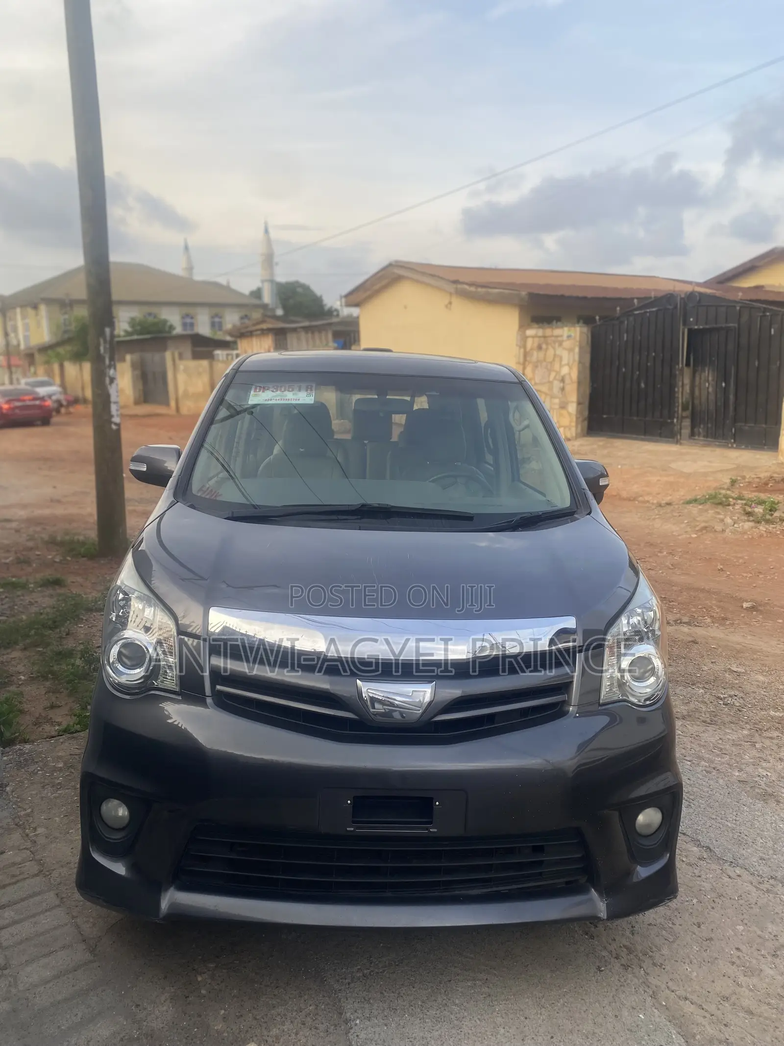 Toyota Noah 2013