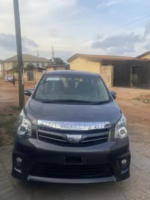 Toyota Noah 2013