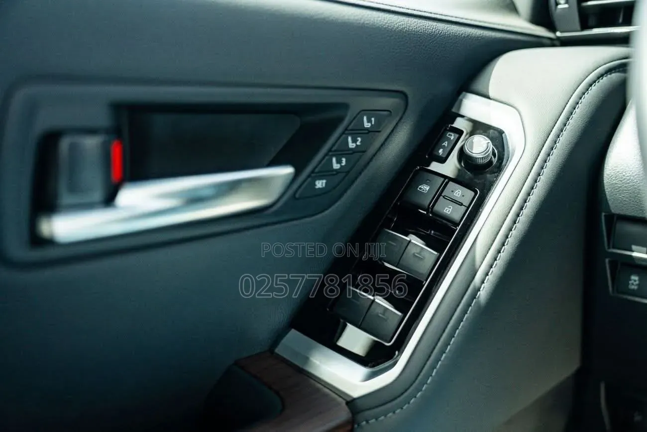 New Toyota Land Cruiser LC300 2025 White