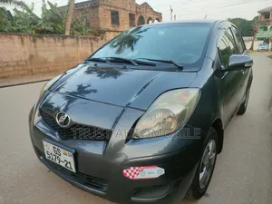Toyota Vitz 1.3 FWD 5dr 2010 Gray