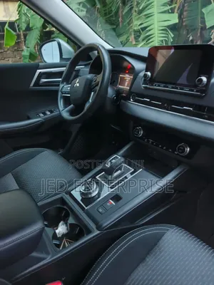 Mitsubishi Outlander 2024 Silver