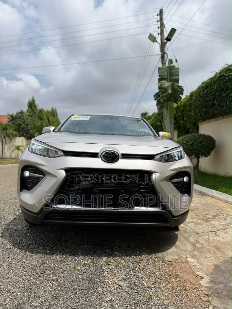 Toyota RAV4 XLE 2021 Gold