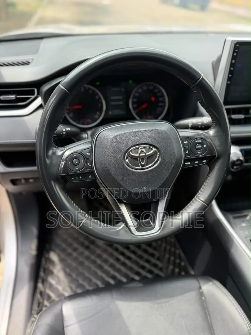 Toyota RAV4 XLE 2021 Gold