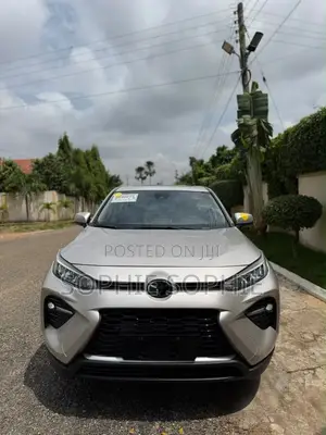 Toyota RAV4 XLE 2021 Gold