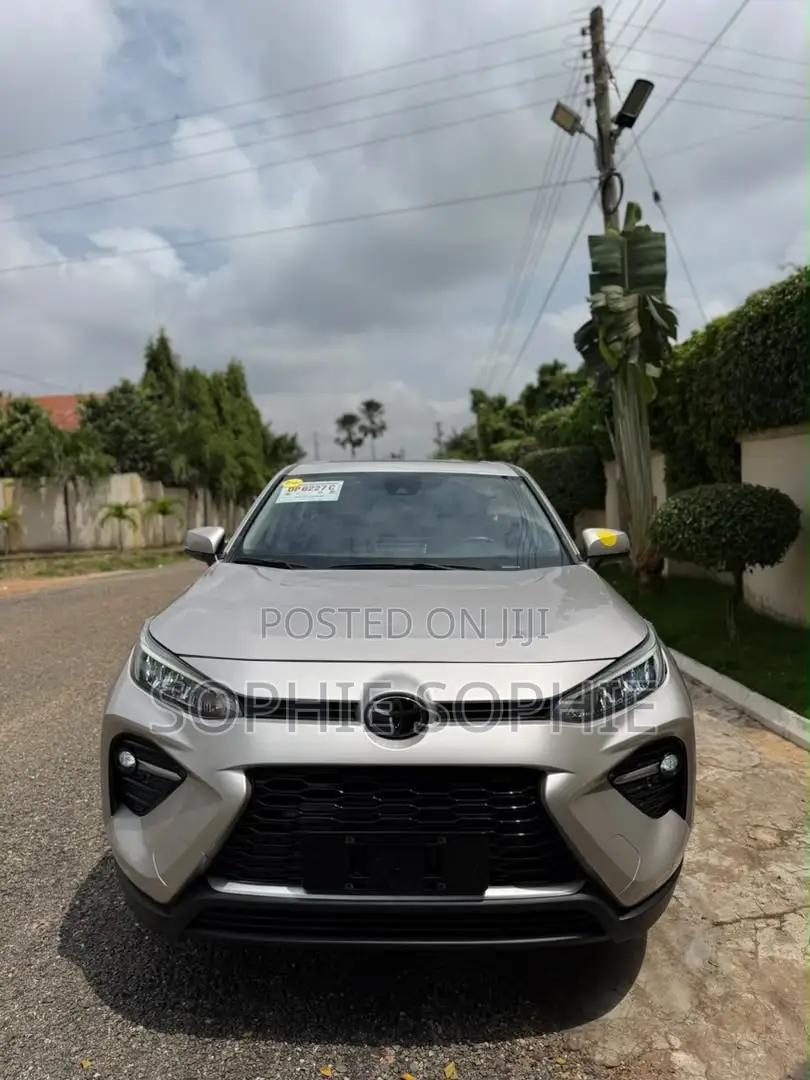 Toyota RAV4 XLE 2021 Gold