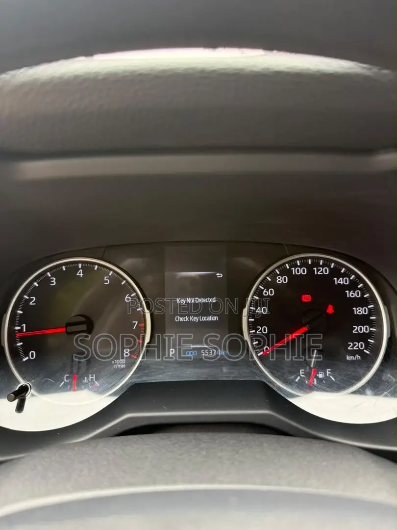 Toyota RAV4 XLE 2021 Gold