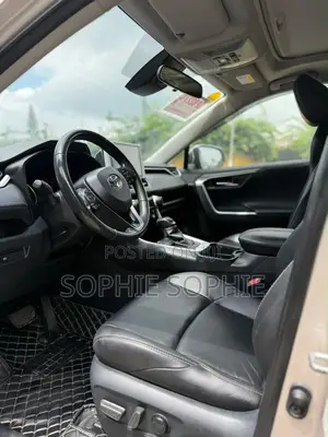 Toyota RAV4 XLE 2021 Gold