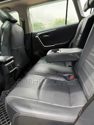 Toyota RAV4 XLE 2021 Gold
