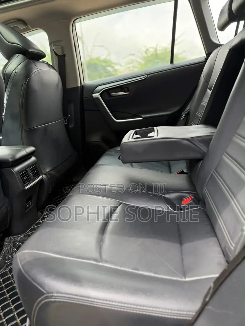 Toyota RAV4 XLE 2021 Gold