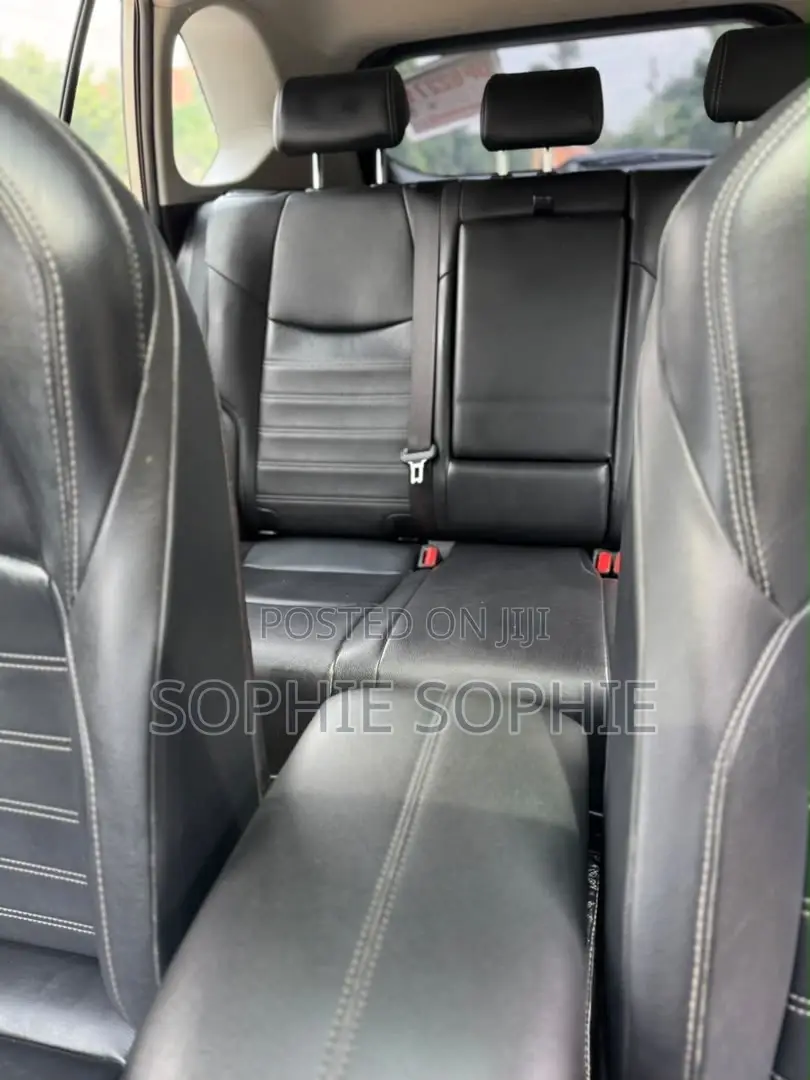 Toyota RAV4 XLE 2021 Gold