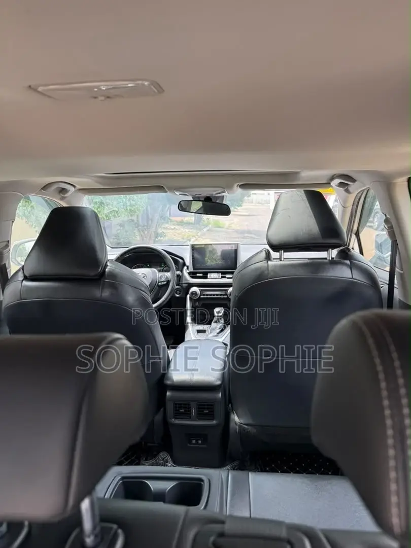 Toyota RAV4 XLE 2021 Gold