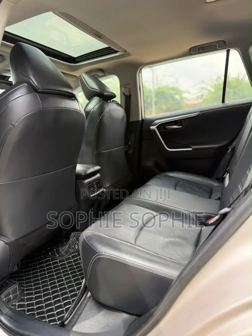 Toyota RAV4 XLE 2021 Gold