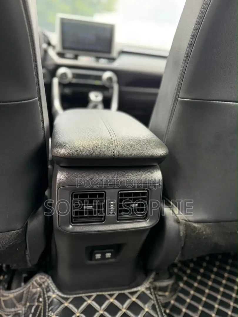 Toyota RAV4 XLE 2021 Gold