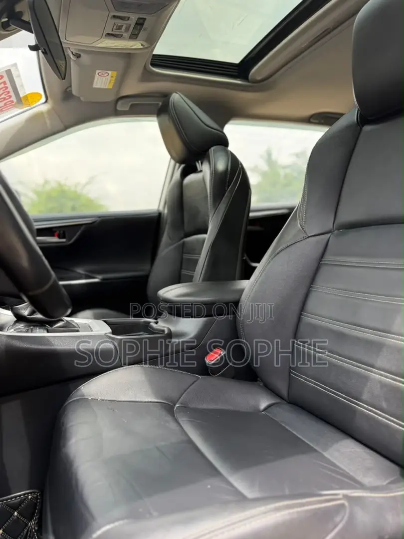 Toyota RAV4 XLE 2021 Gold