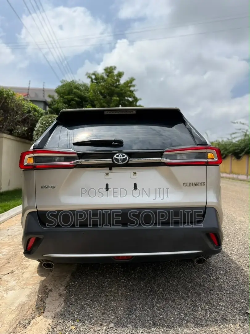 Toyota RAV4 XLE 2021 Gold