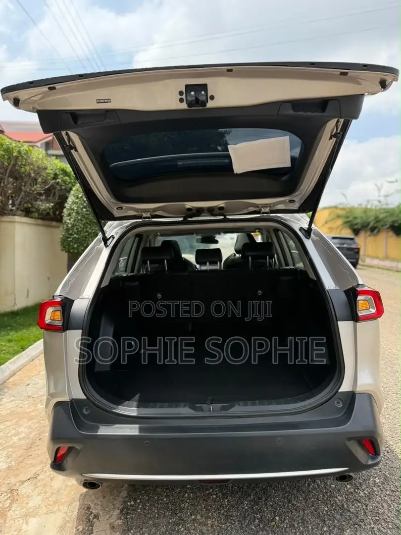 Toyota RAV4 XLE 2021 Gold