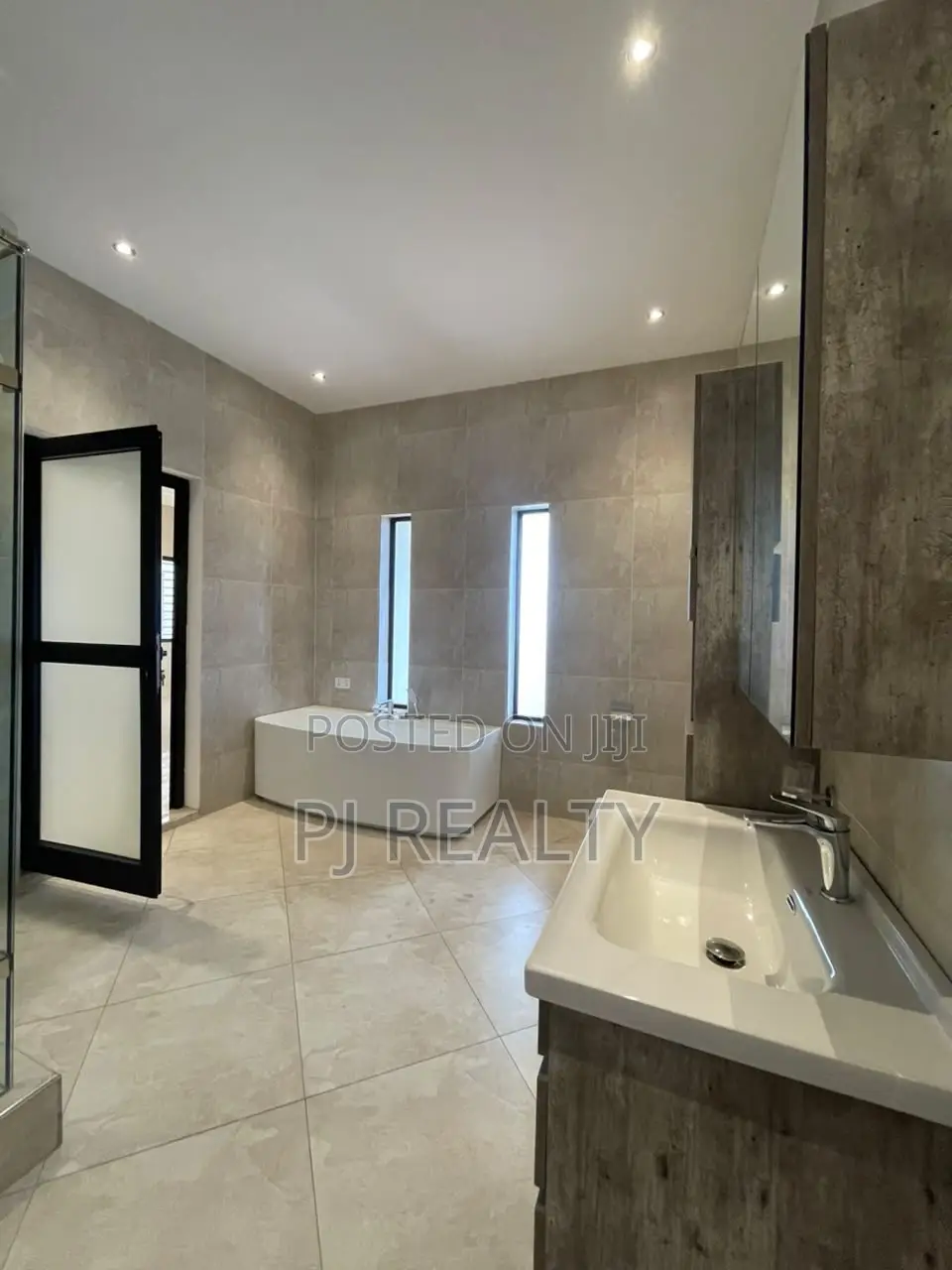 4bdrm House in Lake Side Estate for rent
