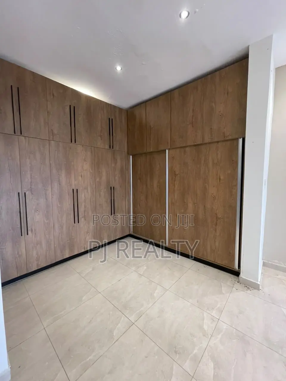 4bdrm House in Lake Side Estate for rent