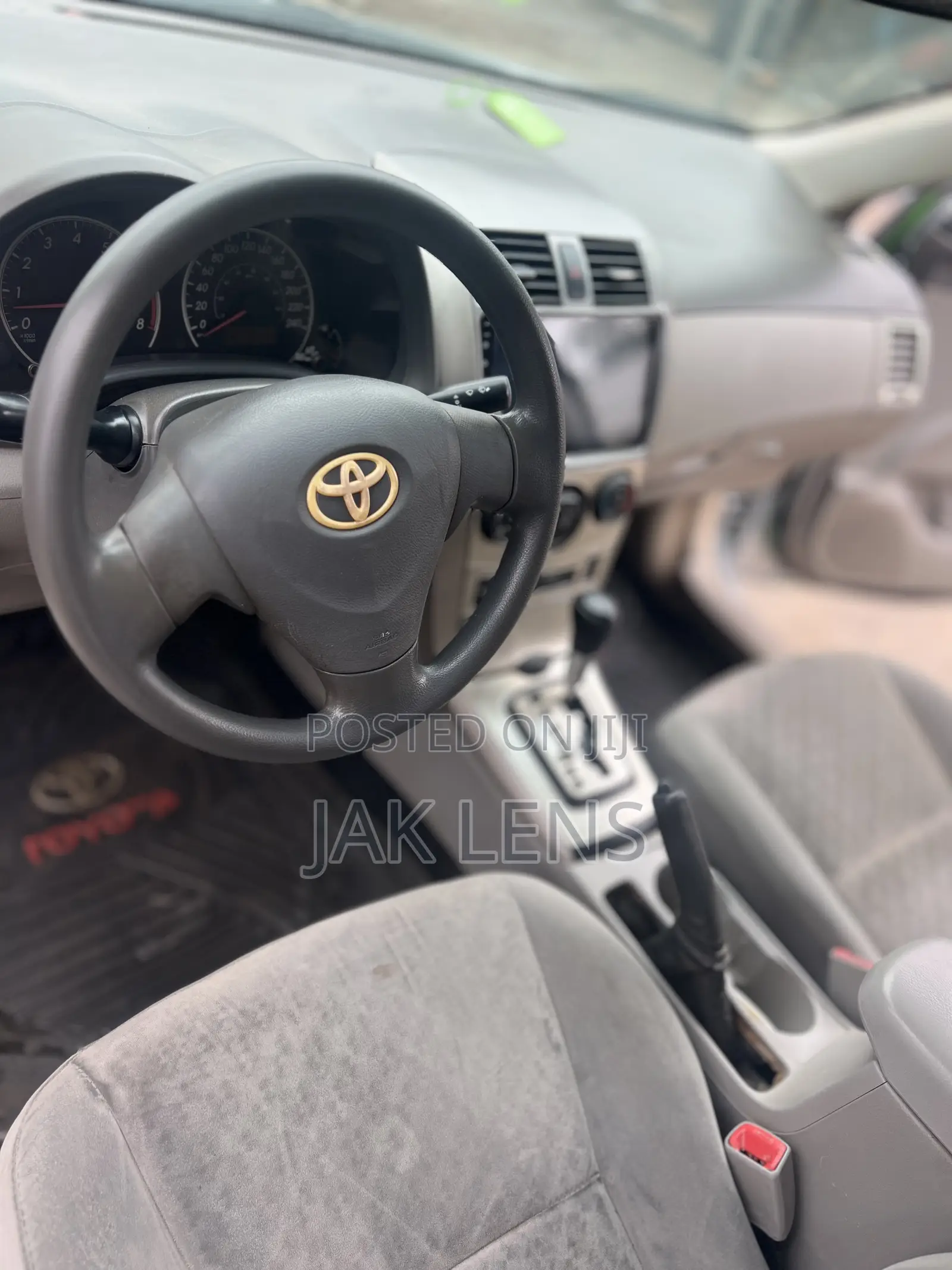 Toyota Corolla LE 4dr Sedan (1.8L 4cyl 4A) 2011 Gray