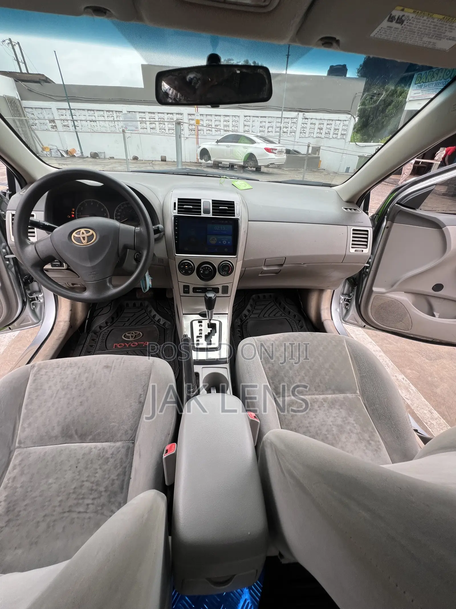 Toyota Corolla LE 4dr Sedan (1.8L 4cyl 4A) 2011 Gray