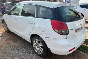 Toyota Matrix Hatchback FWD (1.8L 4cyl 5M) 2006 White