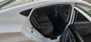 Hyundai Elantra Limited Sedan FWD (1.8L 4cyl 6A) 2016 White