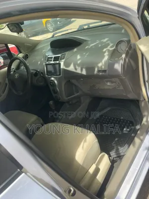 Toyota Vitz 2010 Silver