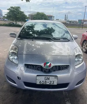 Toyota Vitz 2010 Silver