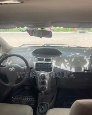 Toyota Vitz 2010 Silver