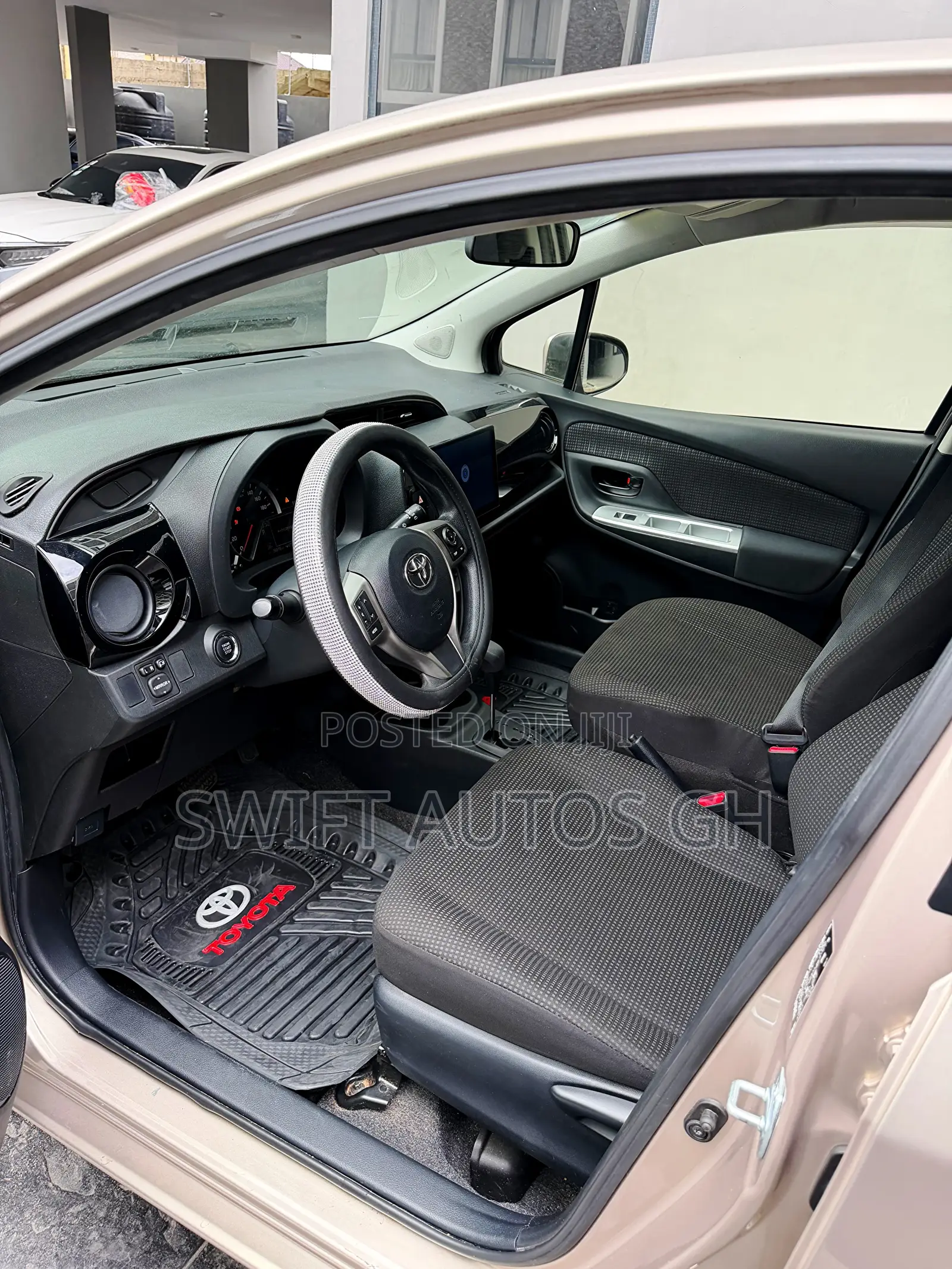 Toyota Vitz 1.3 FWD 5dr 2015 Gold