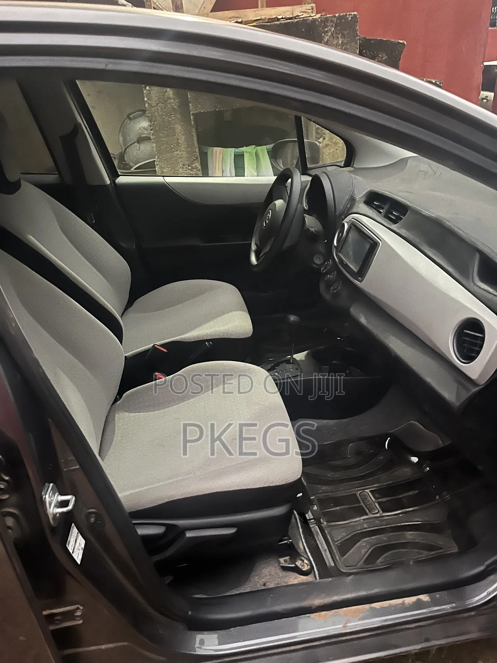 Toyota Vitz 1.0 FWD 3dr 2013 Gray