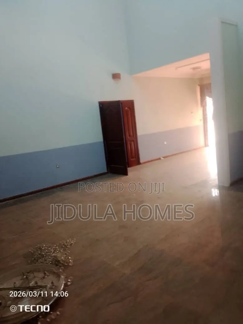 8bdrm Mansion in Adenta Frafraha for rent