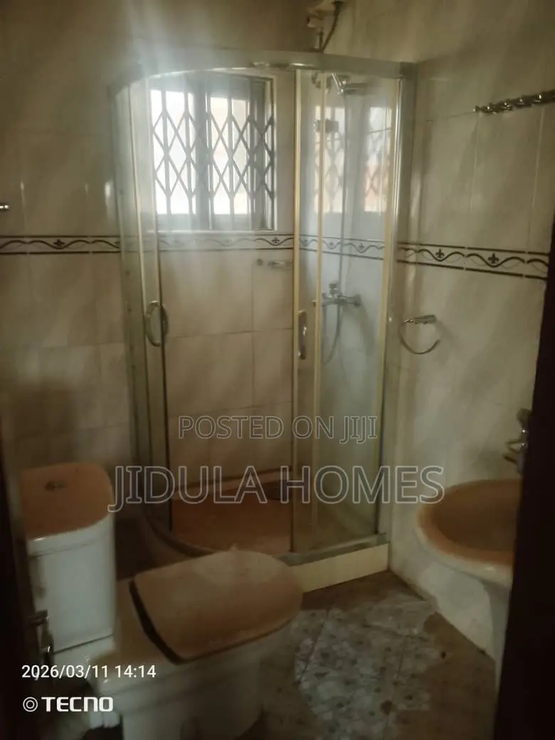 8bdrm Mansion in Adenta Frafraha for rent