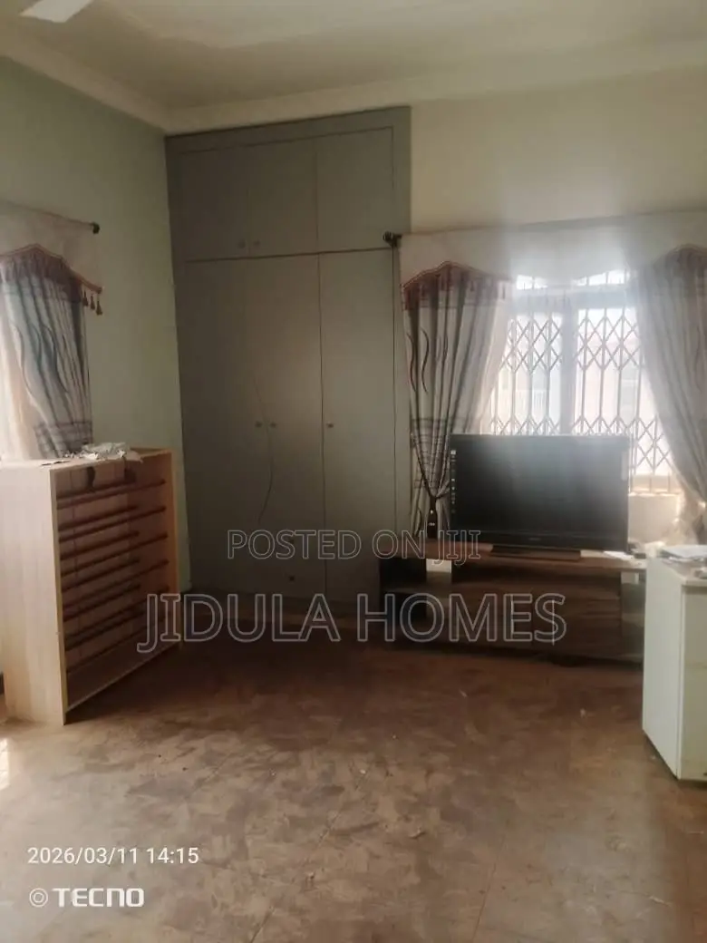 8bdrm Mansion in Adenta Frafraha for rent