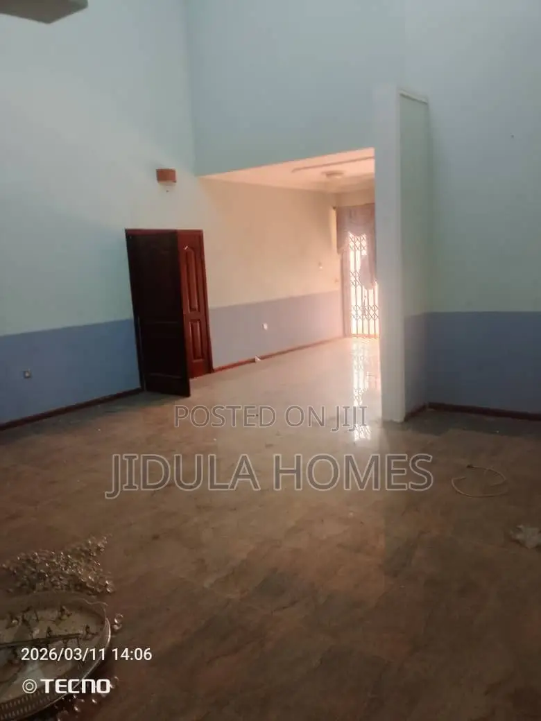 8bdrm Mansion in Adenta Frafraha for rent