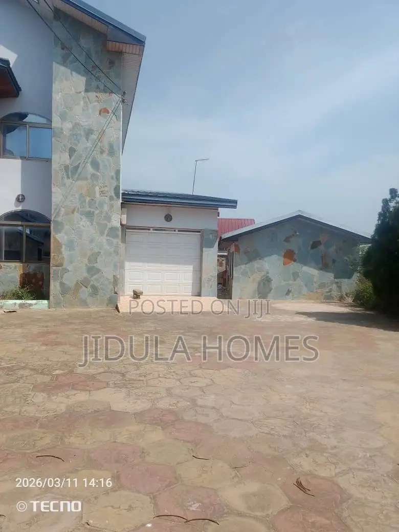 8bdrm Mansion in Adenta Frafraha for rent