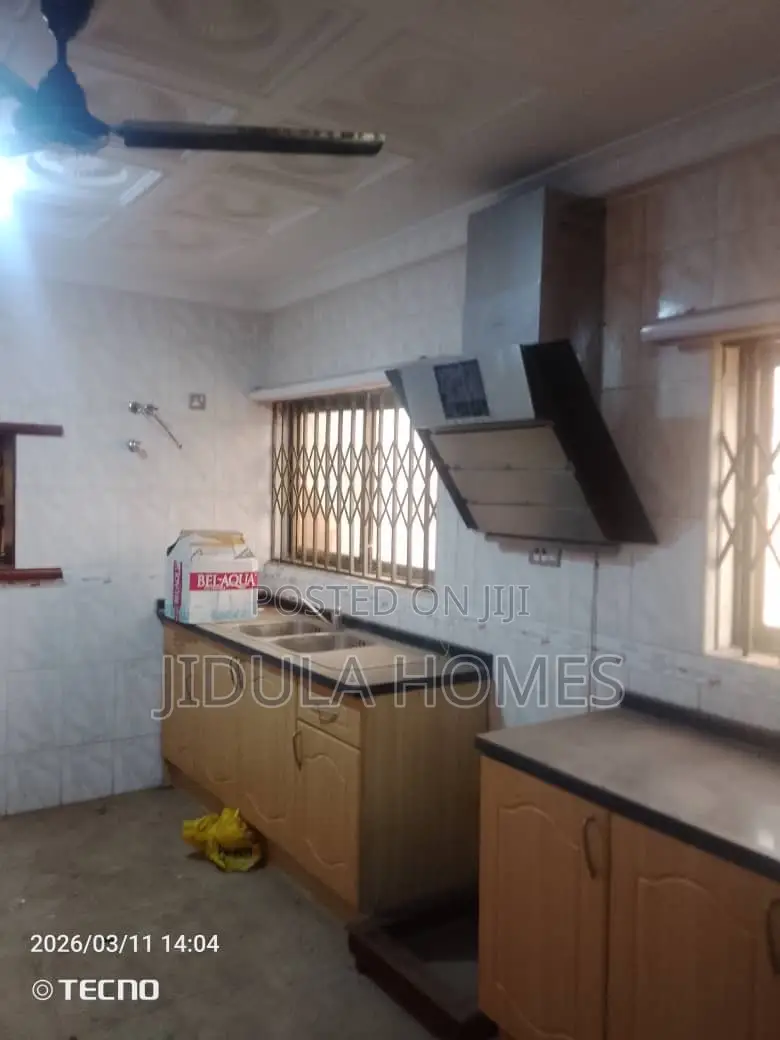 8bdrm Mansion in Adenta Frafraha for rent
