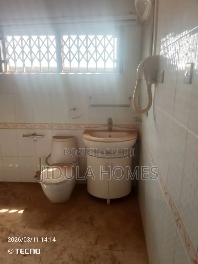 8bdrm Mansion in Adenta Frafraha for rent