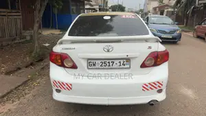 Toyota Corolla Base 4dr Sedan (1.8L 4cyl 5M) 2010 White