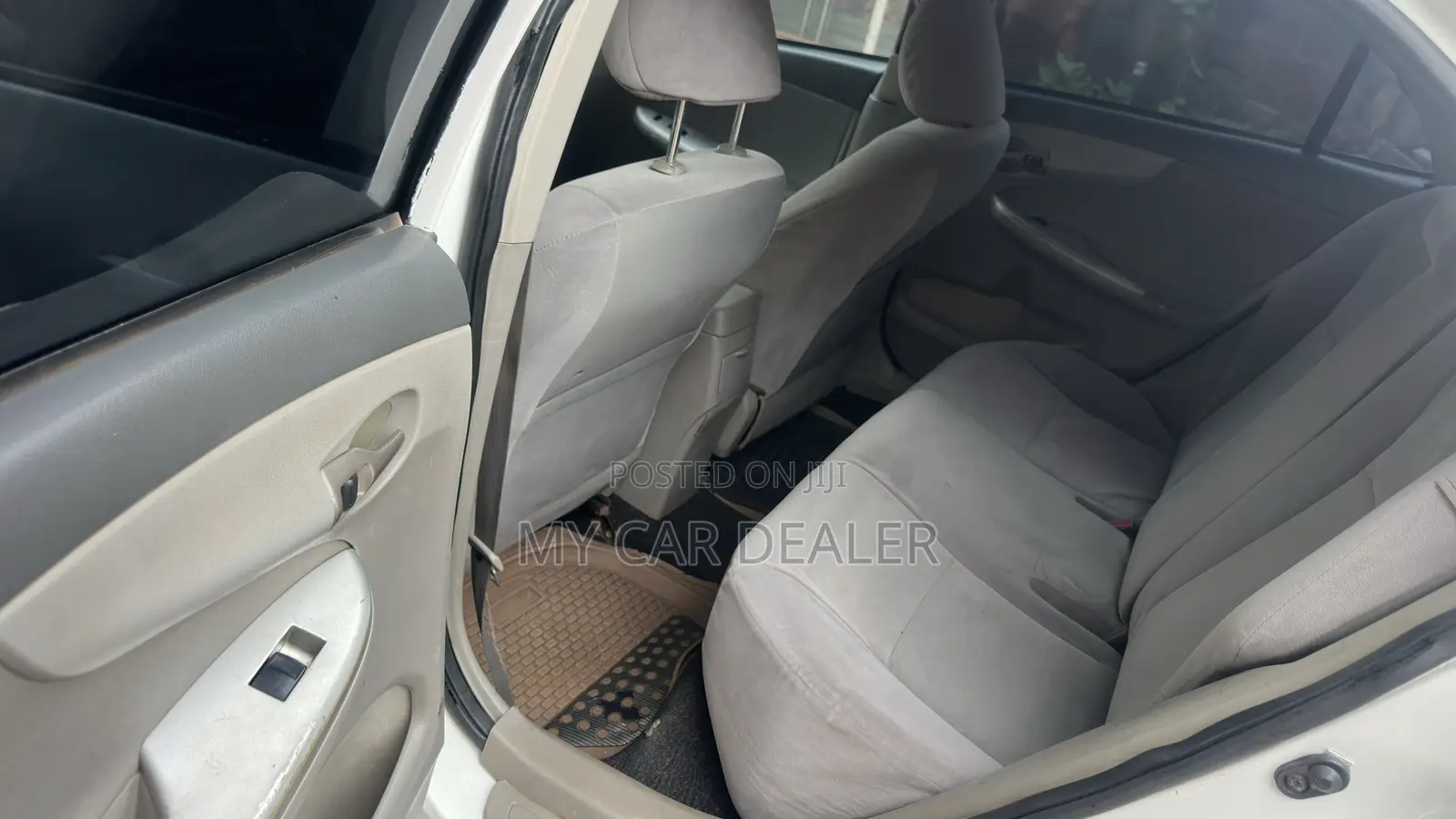 Toyota Corolla Base 4dr Sedan (1.8L 4cyl 5M) 2010 White