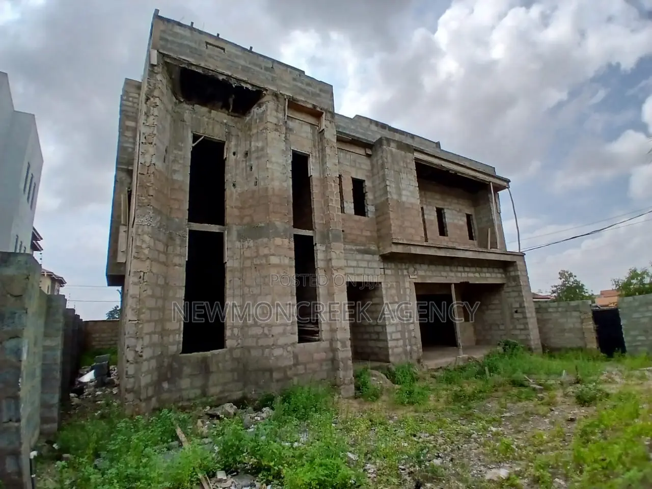 6bdrm Duplex in Adenta Frafraha, Accra Metropolitan for sale