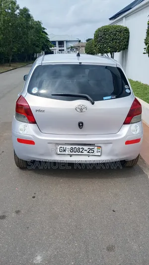 Toyota Vitz 2010 Silver