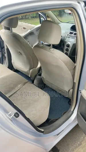 Toyota Vitz 2010 Silver