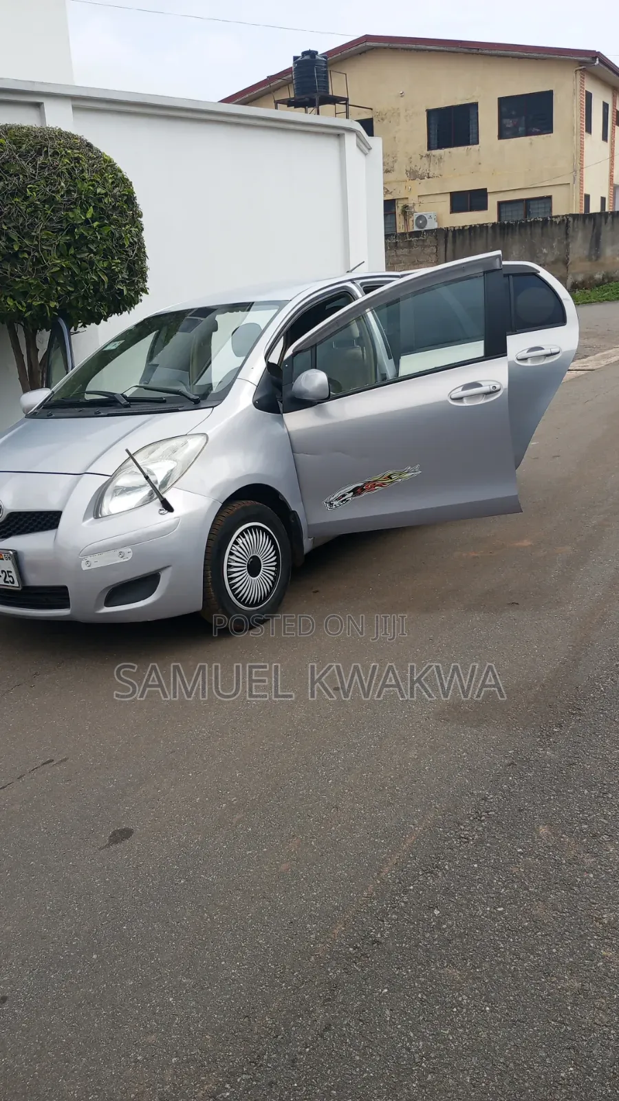 Toyota Vitz 2010 Silver