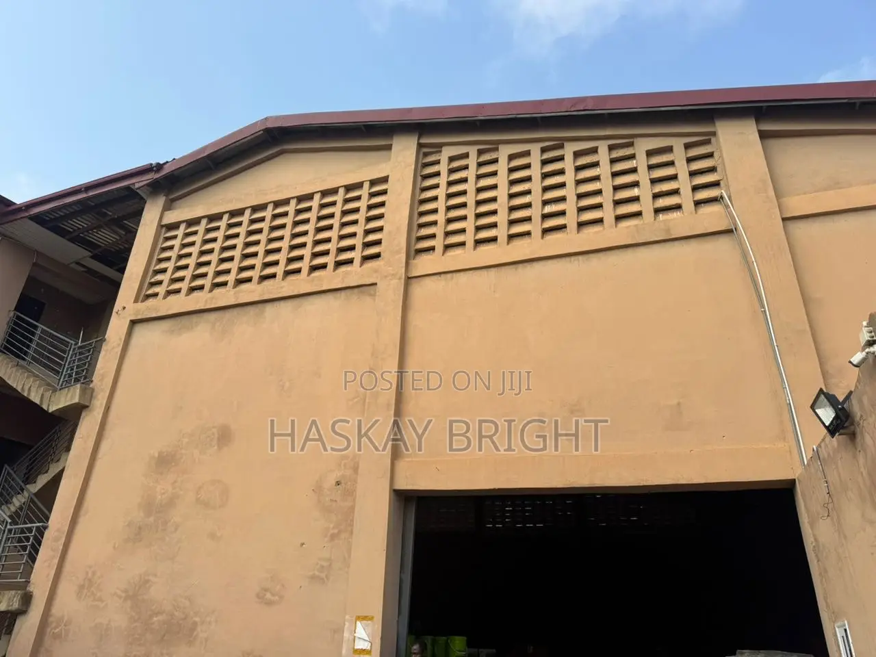 700 SQM Warehouse With 3 Unit 2 Bedroom Apartment for Rent at Achimota