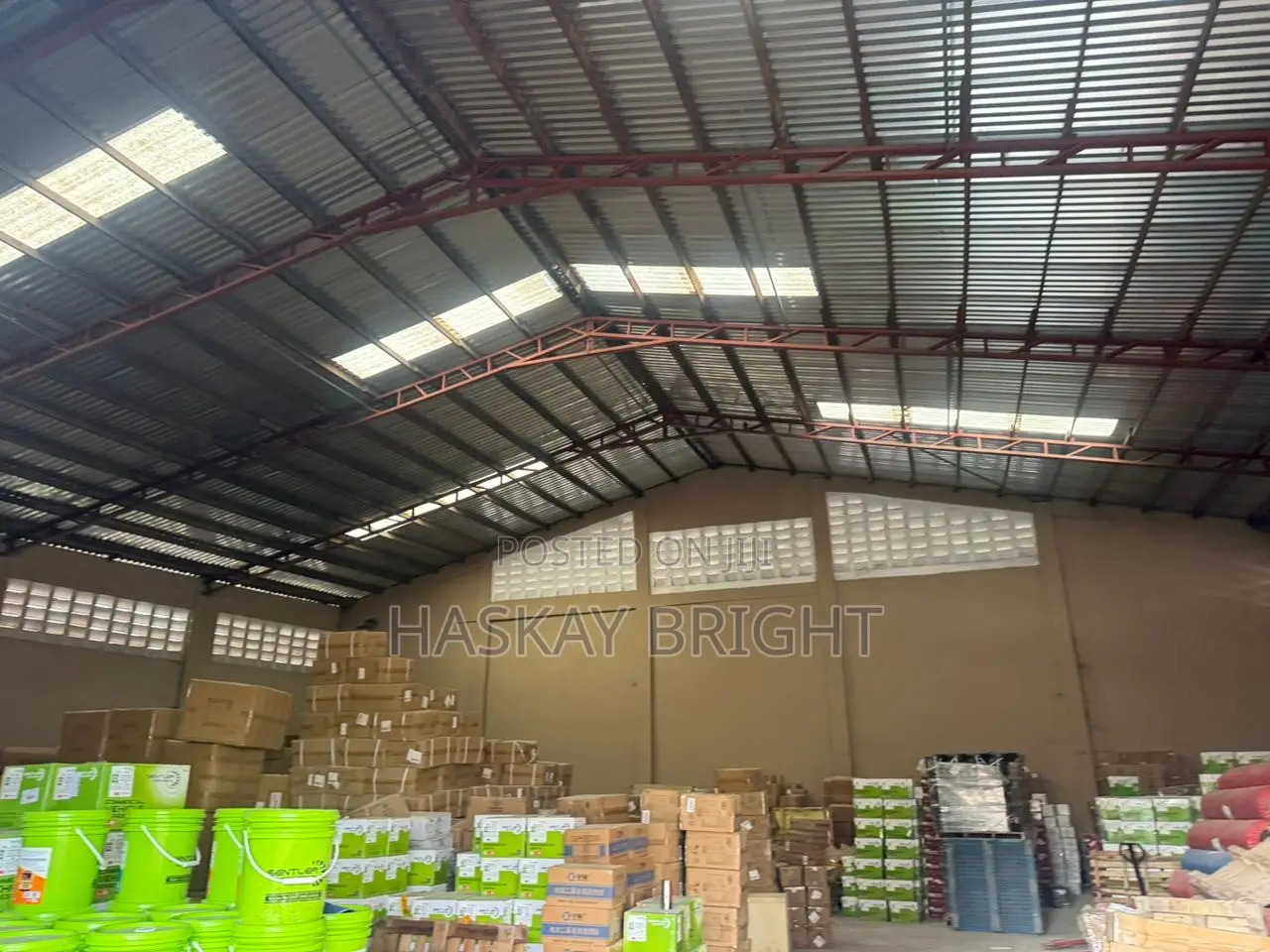 700 SQM Warehouse With 3 Unit 2 Bedroom Apartment for Rent at Achimota