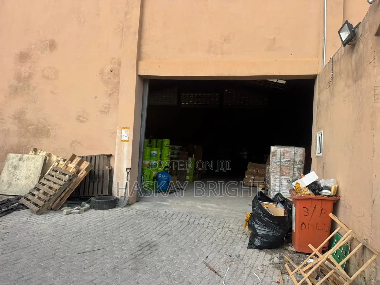 700 SQM Warehouse With 3 Unit 2 Bedroom Apartment for Rent at Achimota